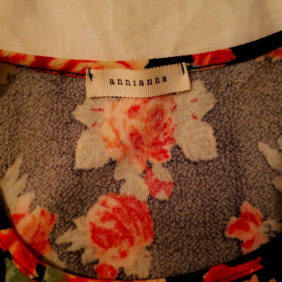 Rose shirt with black background - Picture 2 of 6